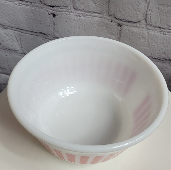 Hazel Atlas 1950s Red Candy Stripe Serving Mixing Bowl with Scalloped Edge - Picture 3 of 9